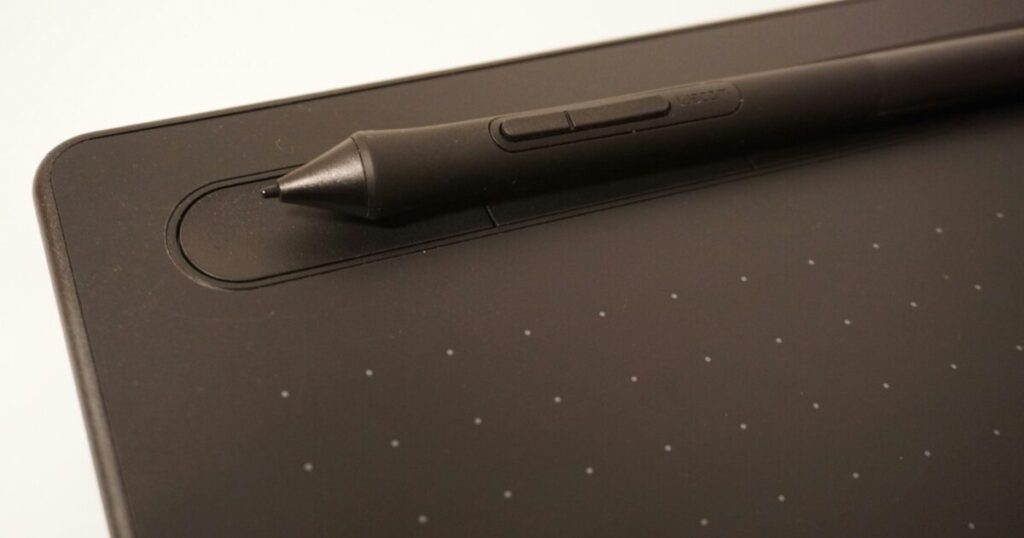 ペンタブレットに置かれたスタイラスペンのクローズアップ