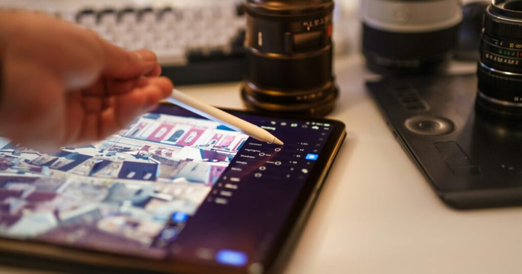 タブレットで写真の色補正を行うデジタルペン作業