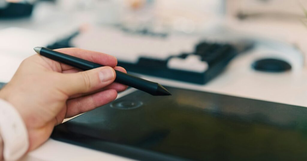 ペンタブレットを操作するデジタルペンの手元風景