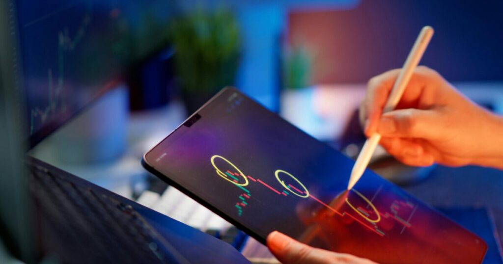 タブレットでデータ分析を行うスタイラスペンの活用シーン