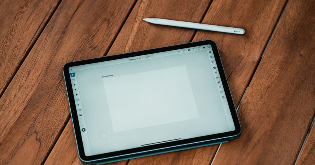 描画アプリを表示したタブレットとスタイラスペン