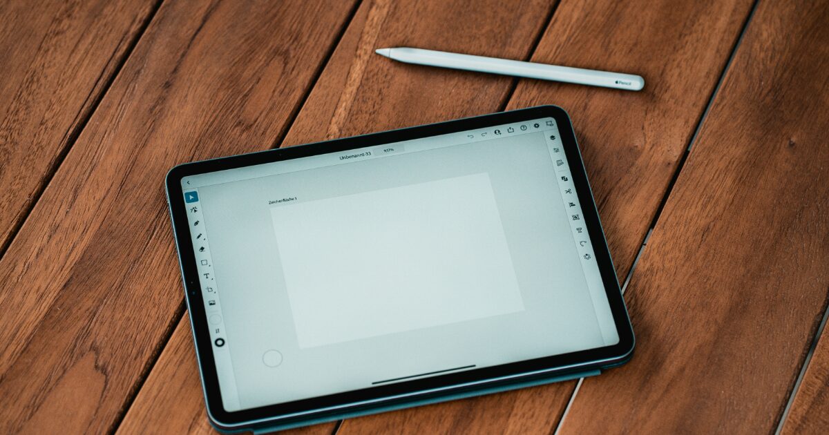 描画アプリを表示したタブレットとスタイラスペン
