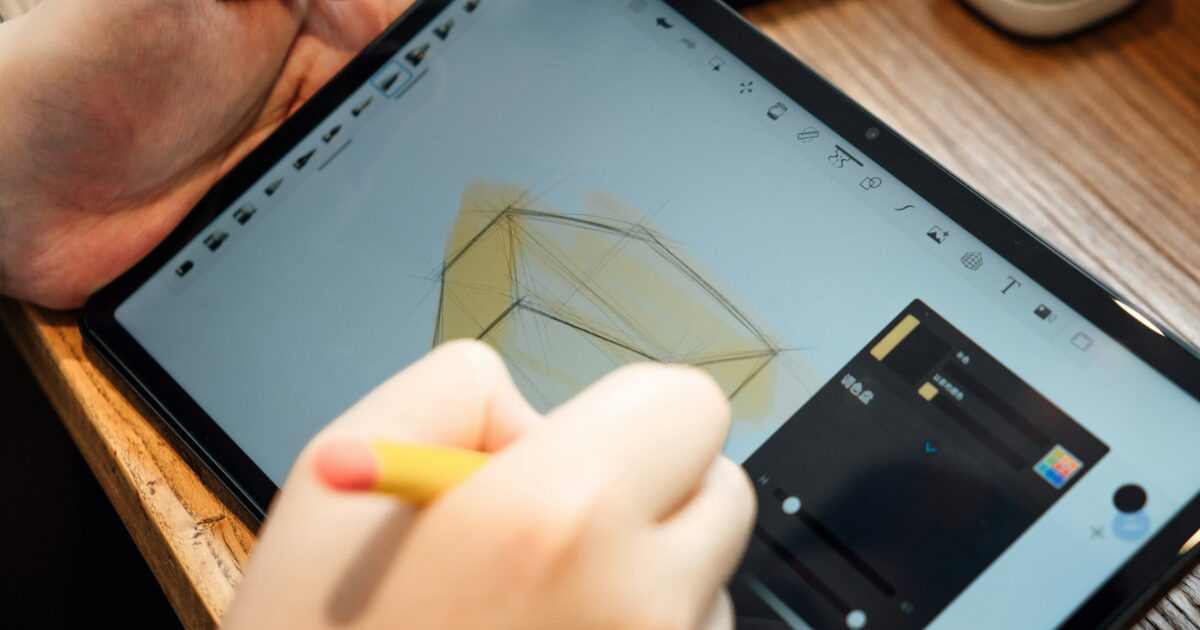 タブレットでデザインスケッチを作成するデジタルペン作業
