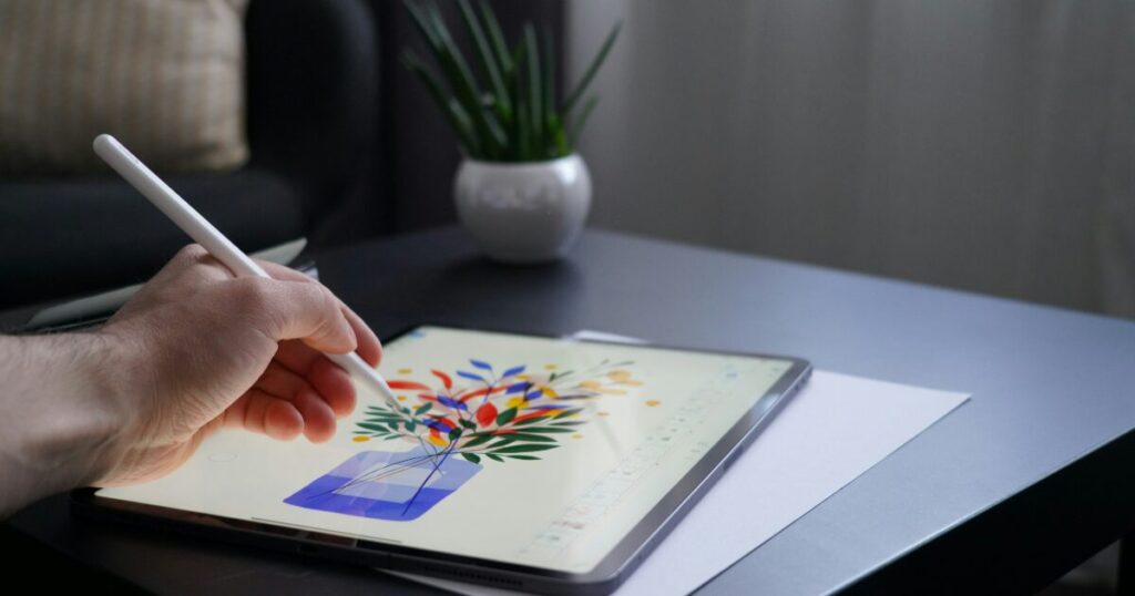 タブレットでイラスト制作を行うスタイラスペンの使用風景