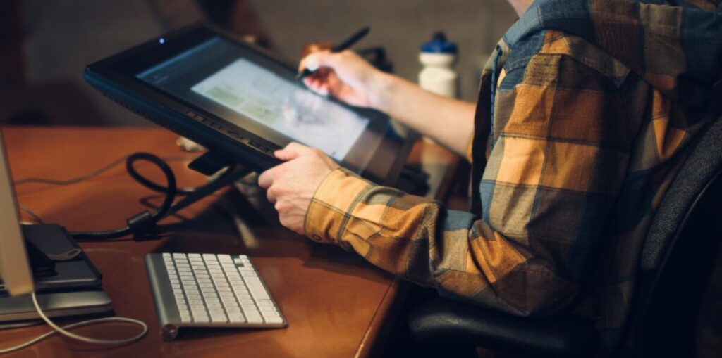 液晶ペンタブレットでデジタルアートを制作するクリエイター