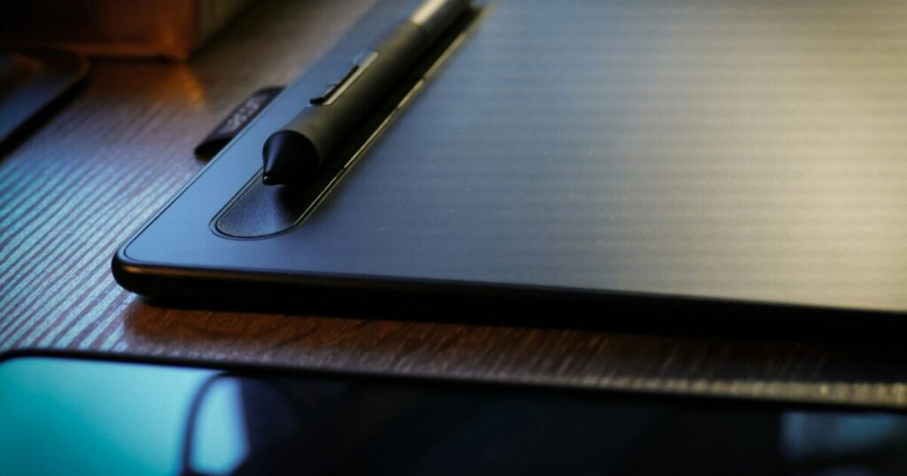 スタイラスペンを収納したペンタブレットのクローズアップ
