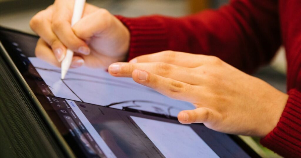 タブレットでデジタルイラストを描くクリエイターの手元