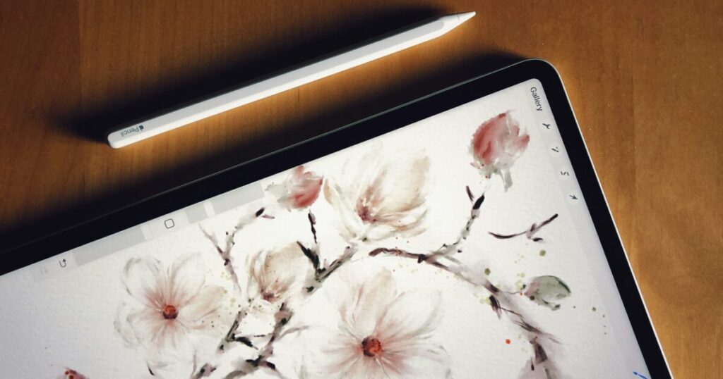 花のデジタルアートを表示したタブレットとスタイラスペン