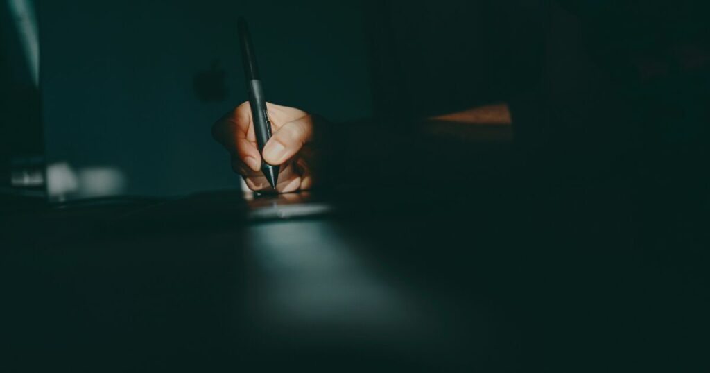 ペンタブレットで精密な描画作業を行う手元の様子