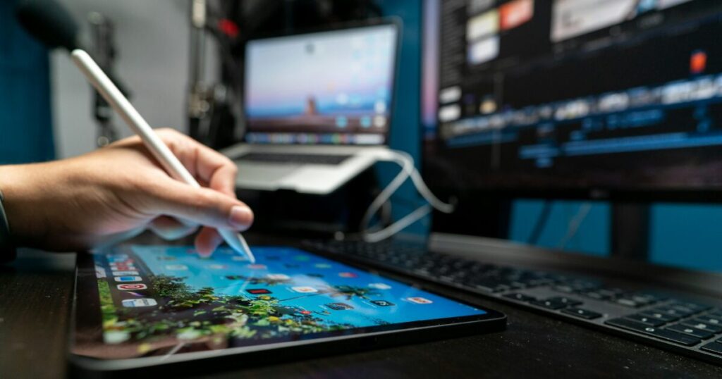 タブレットとパソコンを連携して作業するデジタルペンの使用風景